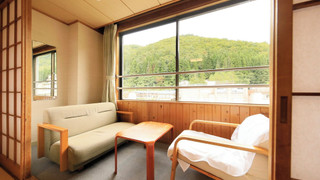 【川側10畳】眺めのよいスタンダード和室（禁煙・シャワー付）