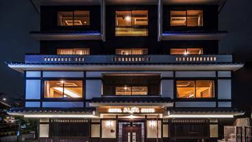 施設の正面 (日没後) / 3