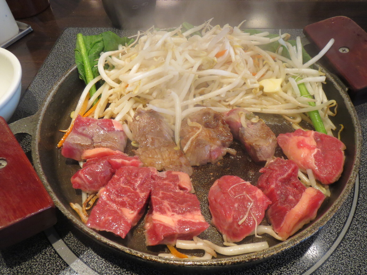 「肉屋の正直な食堂 新宿御苑店」料理 889670 ステーキ　焼き中　ごはんお替りは2013で終了