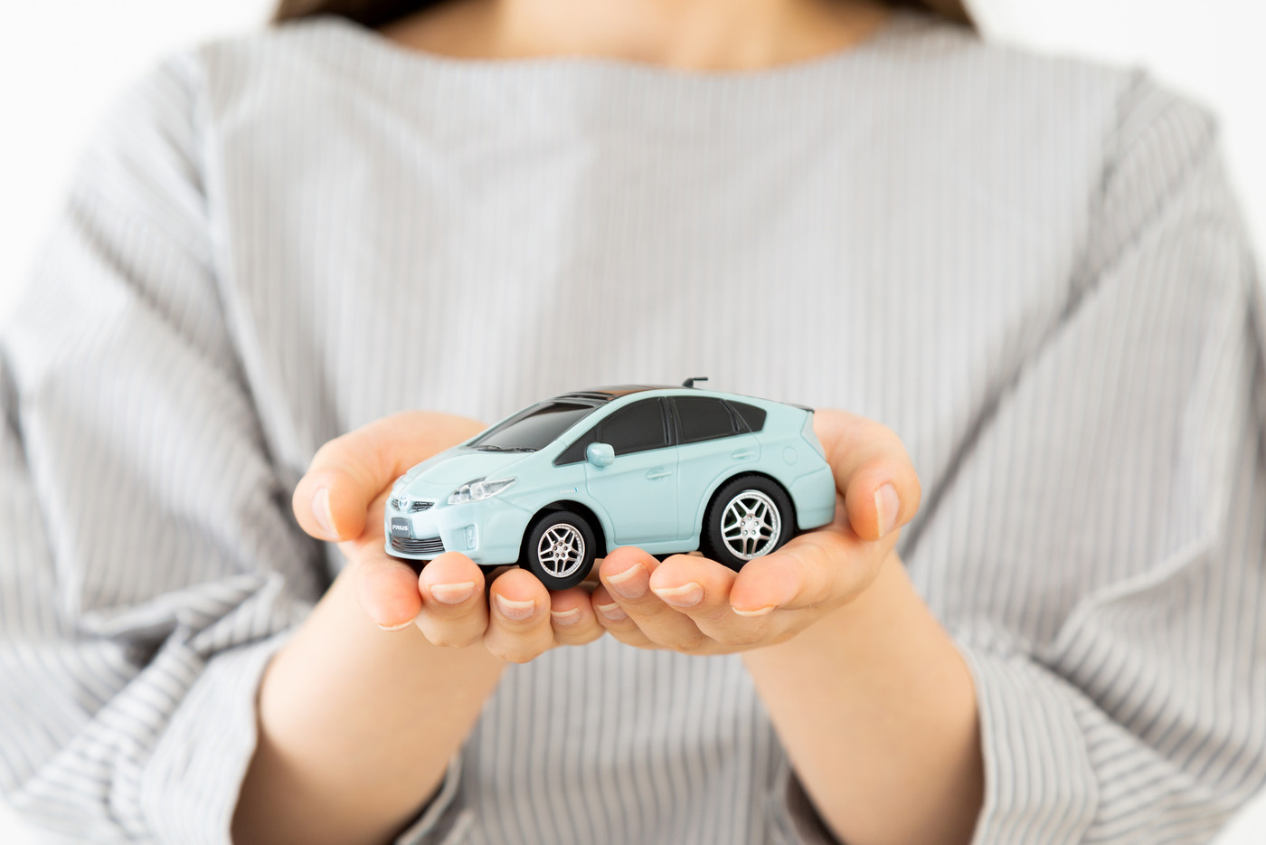 自動車と若い女性