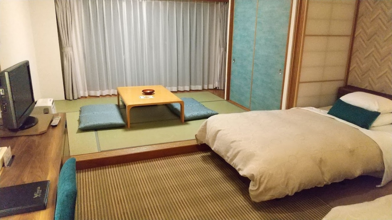 和洋室は広いがベッドはユラユラ揺れて良くない