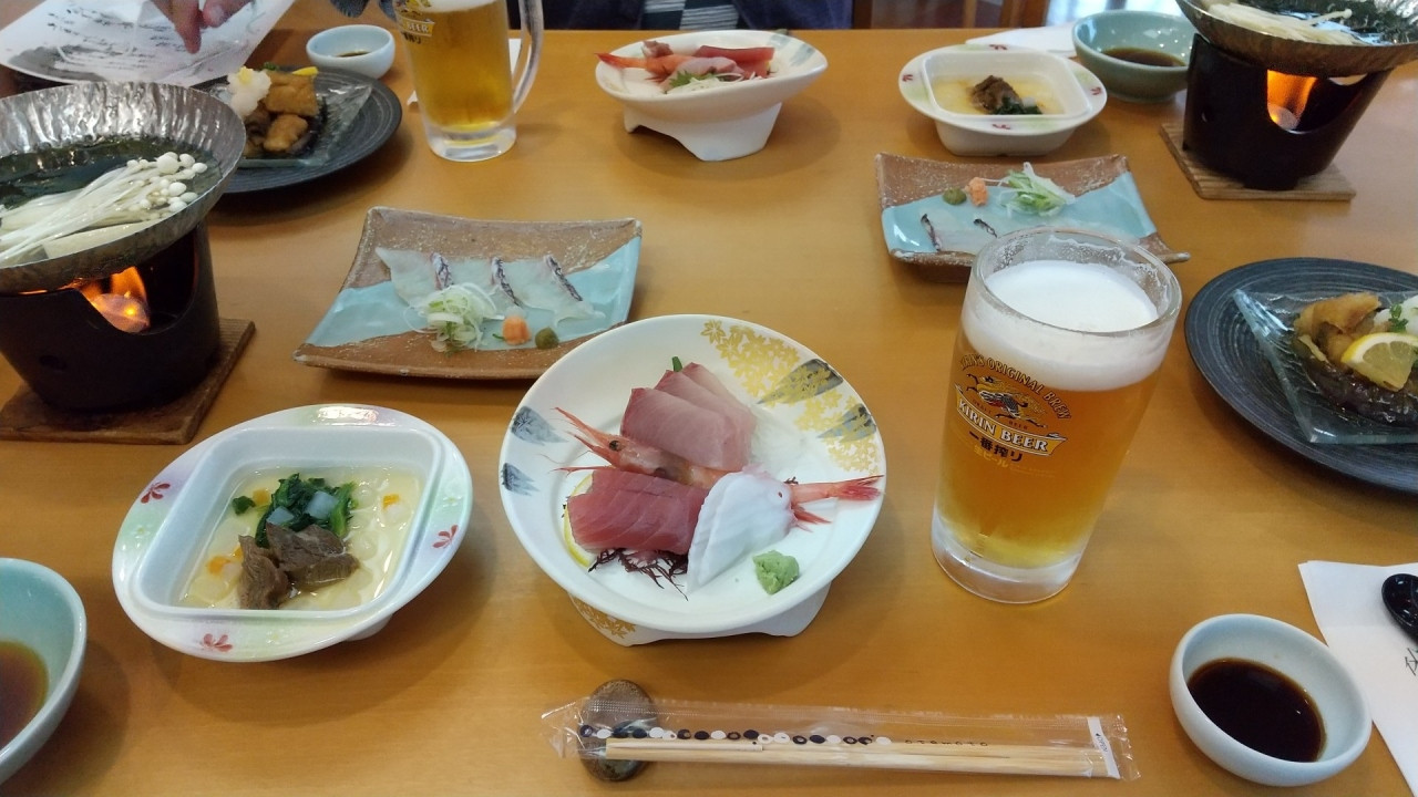 地元の魚が盛りだくさんの夕食