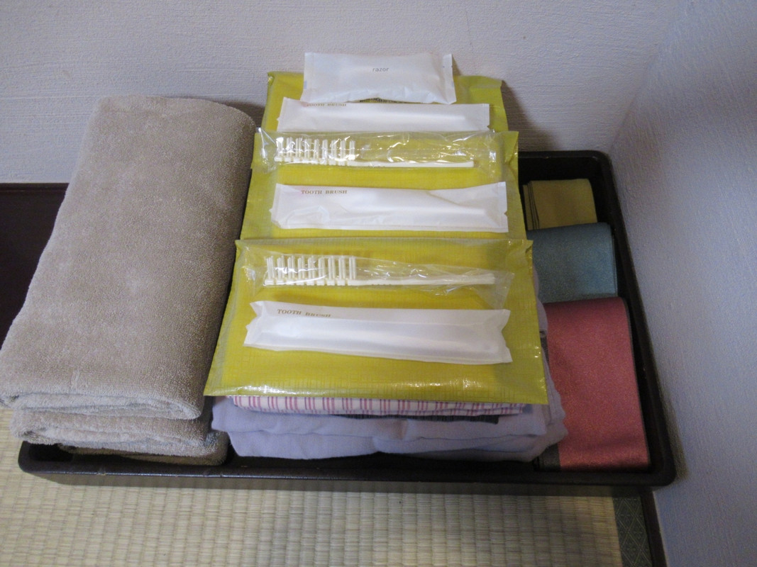 タオル、歯磨きセット、くし。ゆかたとパジャマあり