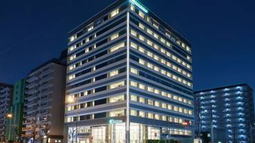 施設の正面 (日没後) / 2