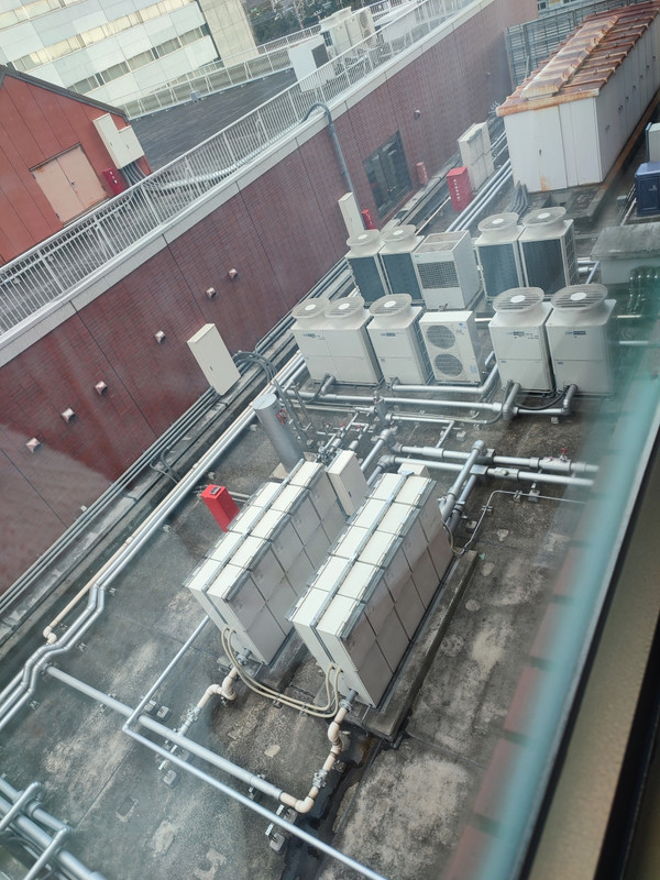 窓の下にはエアコンの室外機があって、夜は凄く五月蠅い。