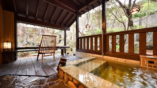 ⺟屋 露天⾵呂付き特別室