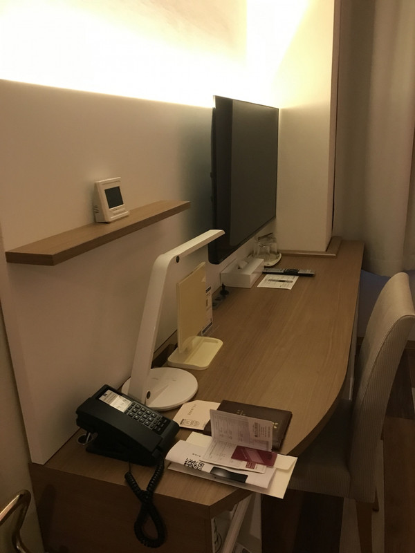 テーブルに三面鏡がありました