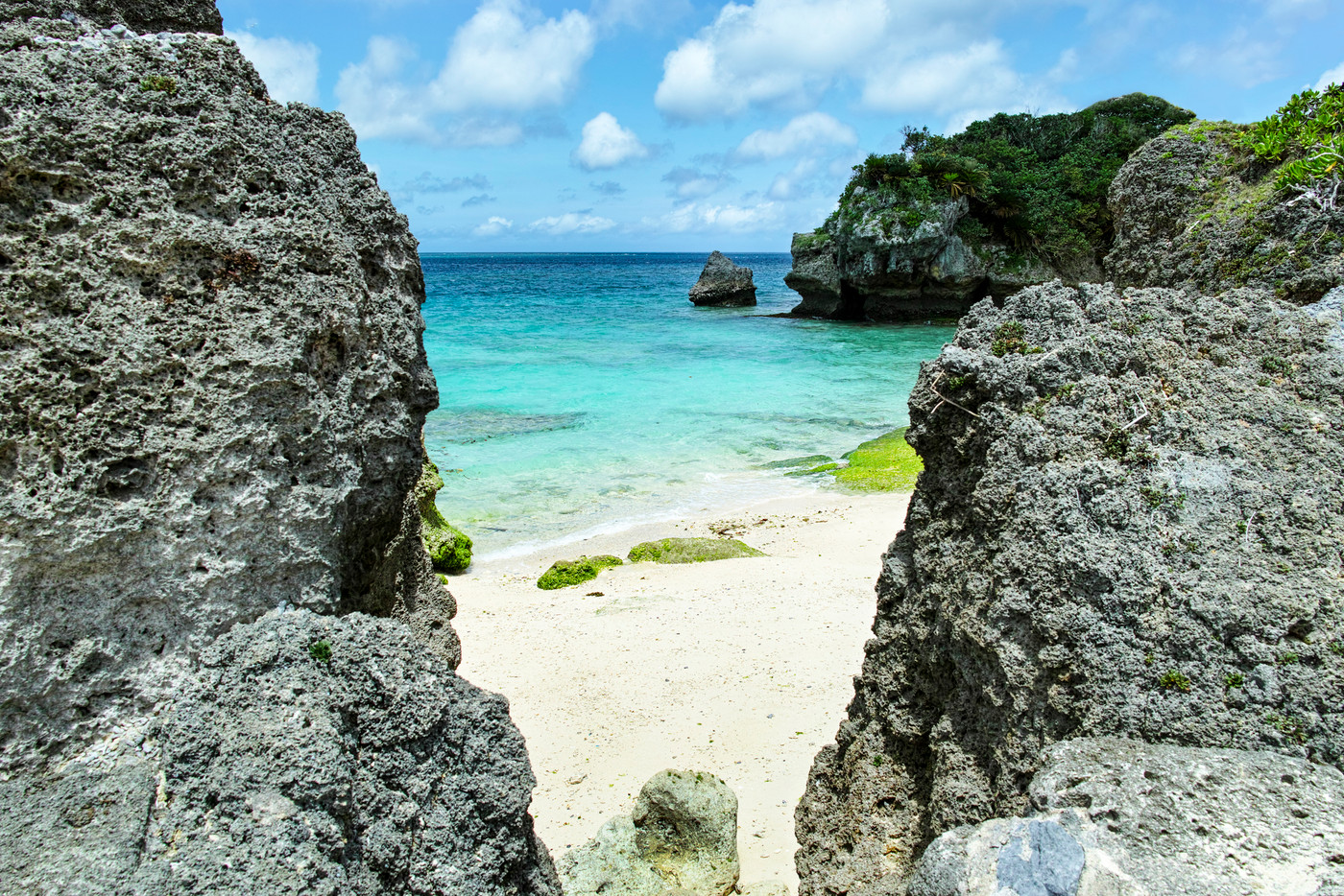 古字利島のチグヌ浜にある「始まりの洞穴」
