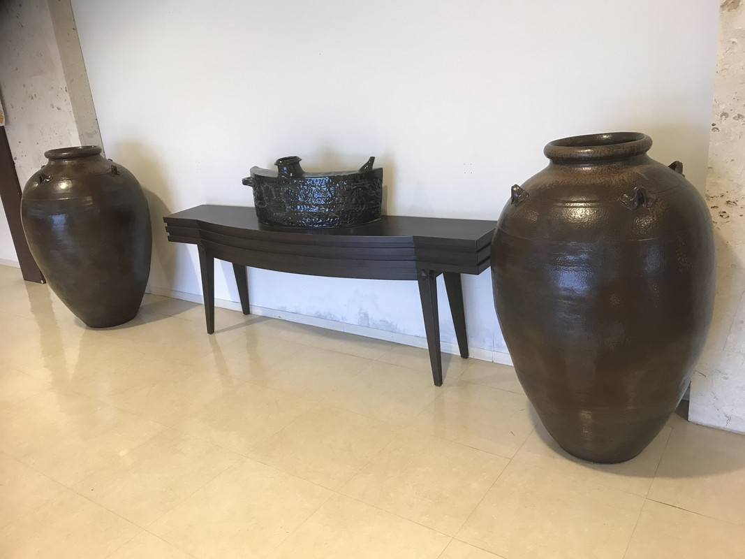 入り口すぐの置物