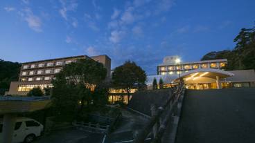 施設の正面 (日没後) / 3