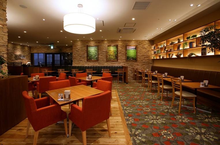 多彩なサラダバーに
熱々のグリル料理も！ / 5