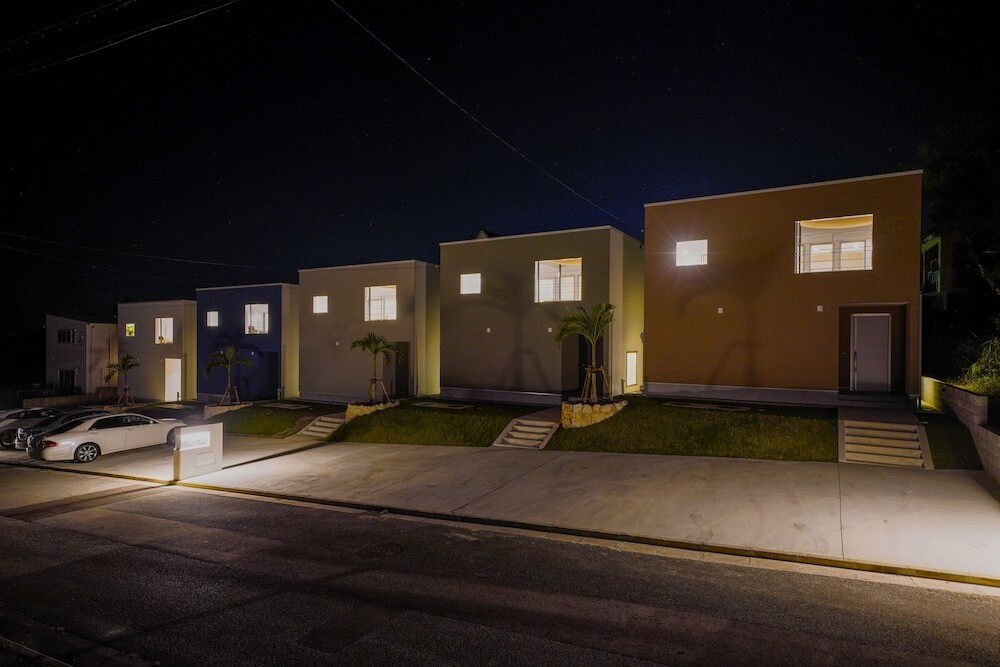 施設の正面 (日没後)