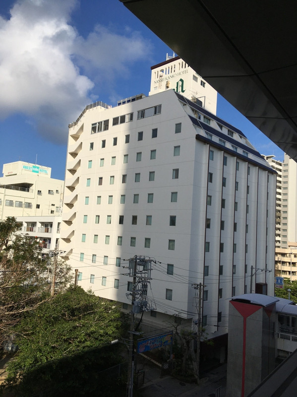 牧志駅のホームから見た外観