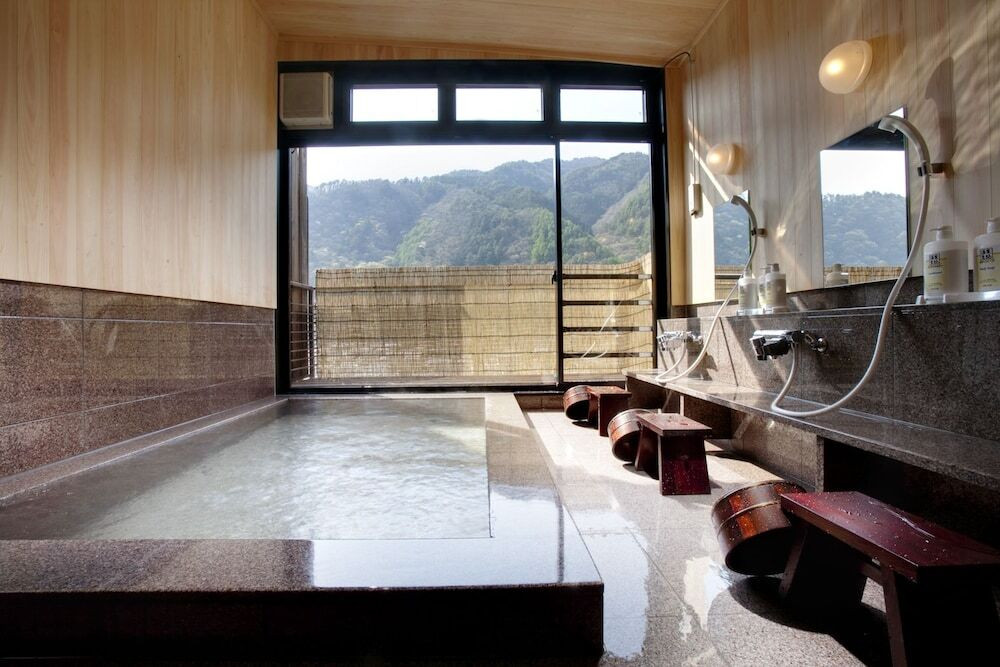 駅前なのに自然豊か。木曽の山を望むカジュアルな温泉宿4010895