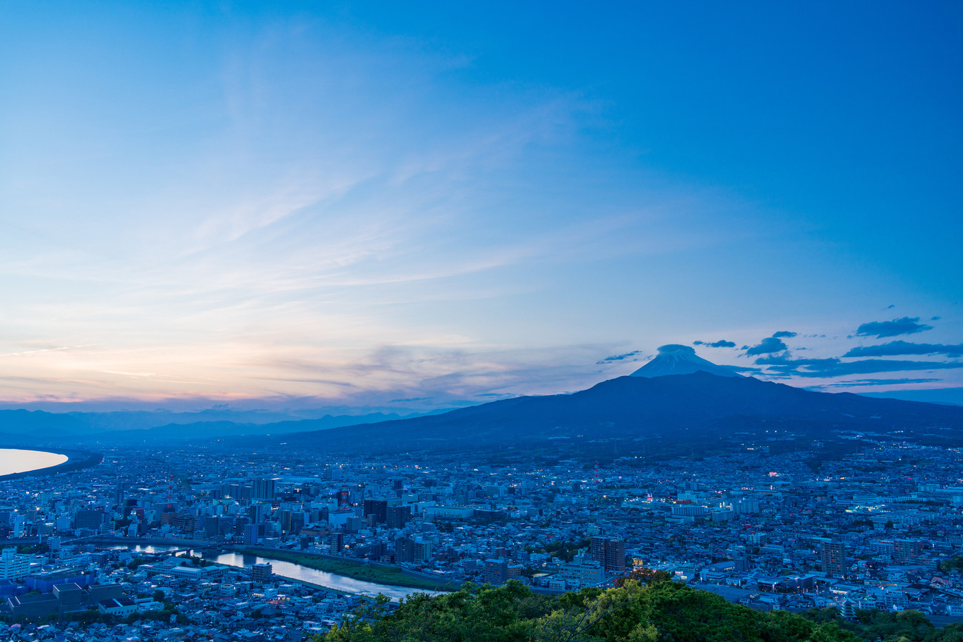 （静岡県）沼津の街並みと富士山　夕景
