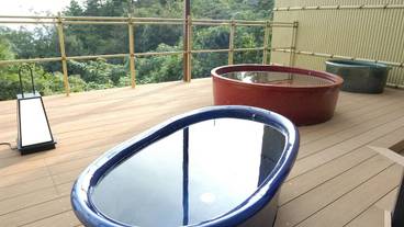 カラフルな信楽焼きの露天風呂 / 3