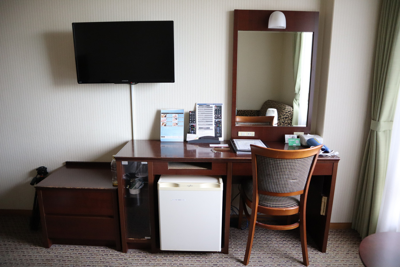 朝の準備がしやすい、ゆったりとした鏡台2009342