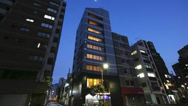 施設の正面 (日没後) / 2