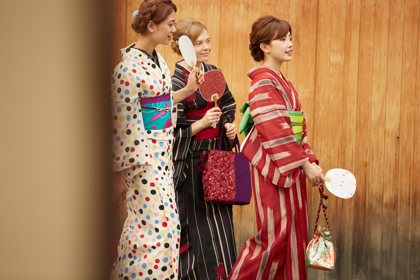 古都を旅する外国人女性と日本人女性