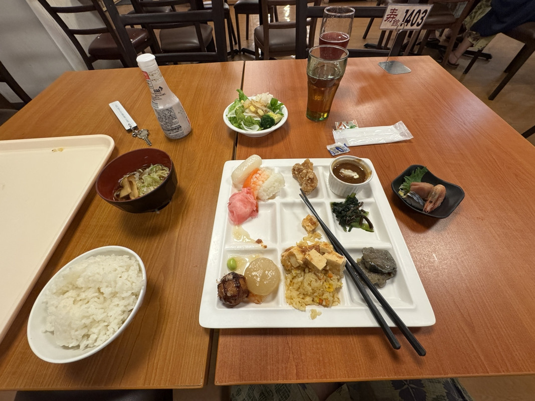 夕食バイキング。品数少な目でお寿司の舎利がパサパサ…