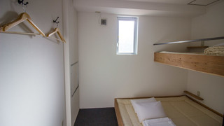 プライベート部屋　２段ベッド　下段キングベッド　上段シングル（２〜３名様用）