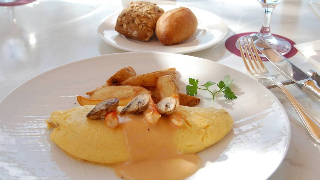 湖畔を眺めるカフェで
絶品りんごパイを堪能 / 2