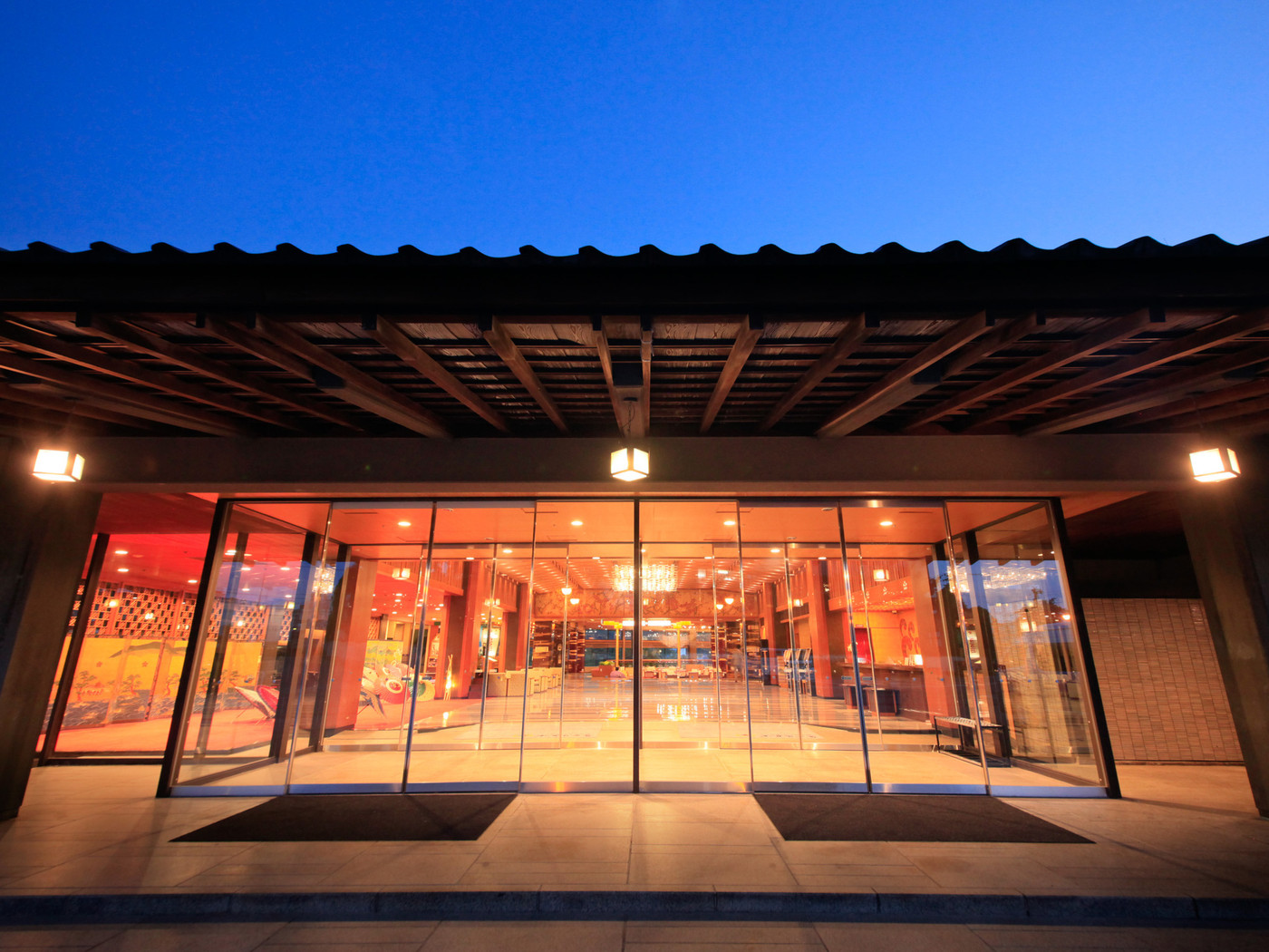 老舗旅館の趣きと新しさを感じる「エントランス・ロビー」3753078