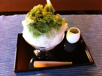「菓游 茜庵 本店」料理 1137138 かき氷（800円）に抹茶蜜をかけたところ