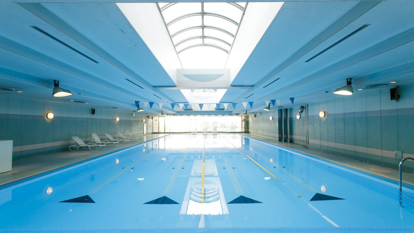 屋内型プールで優雅にスイミング3658929