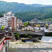 橋を渡れば温泉街
