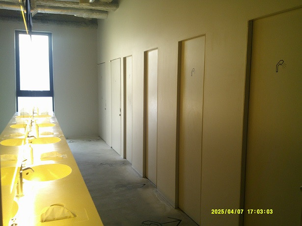 シャワールームが並ぶ光景。洗面台を挟んで反対側にもあります。