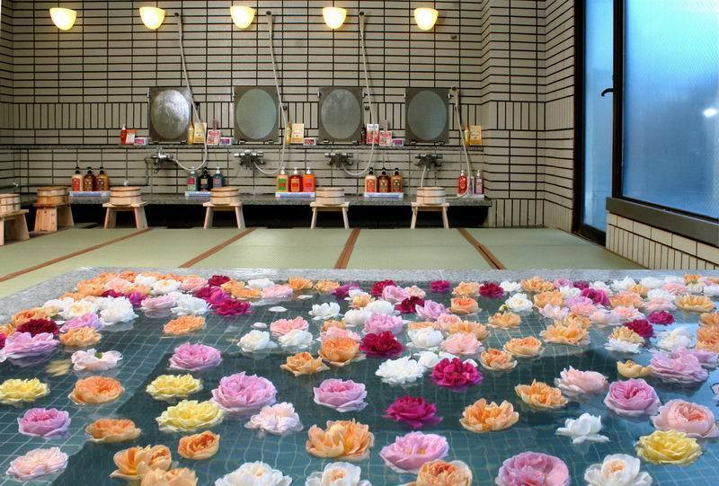 日本三名泉の下呂温泉でくつろぐ、大浴場のバラ風呂3643609