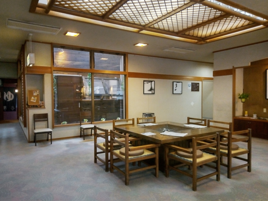 ロビーです。囲炉裏があります。奥に足湯があります。