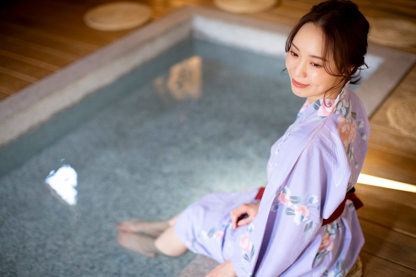 足湯を楽しむ女性