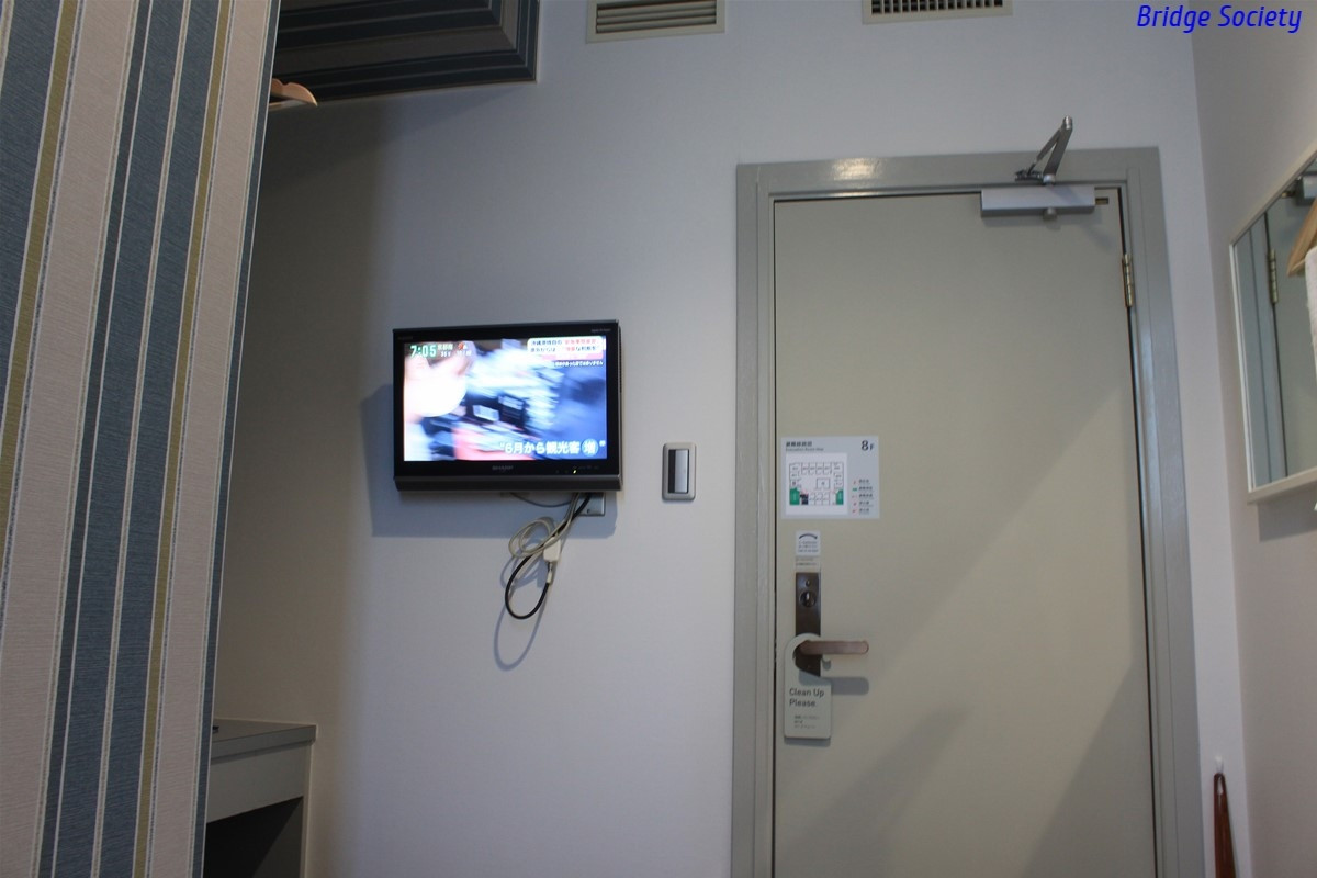 ドア脇に小さなTV、その左にテーブルという不思議な配置