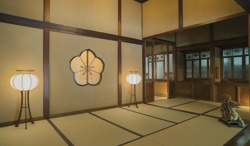 玄関から風情たっぷり
暖簾をくぐり宿へ
 / 2