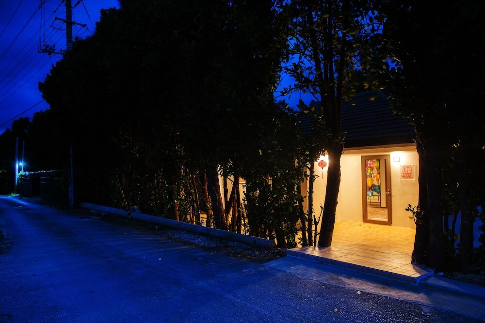 施設の正面 (日没後)