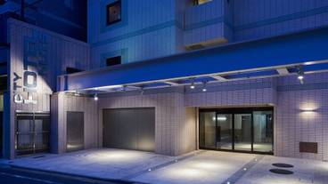 施設の正面 (日没後) / 4