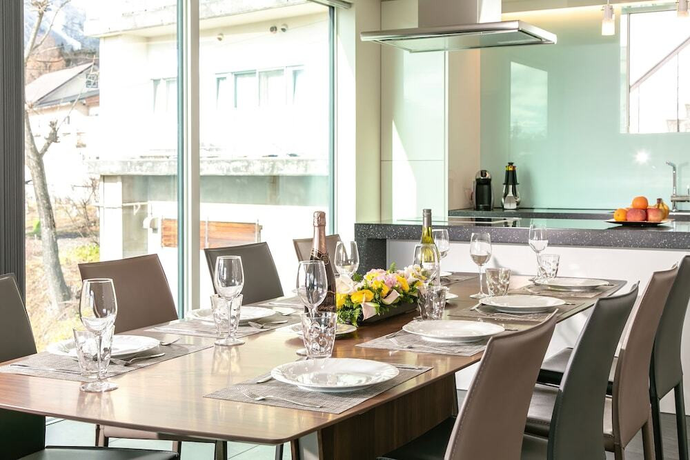 客室内のダイニングエリア