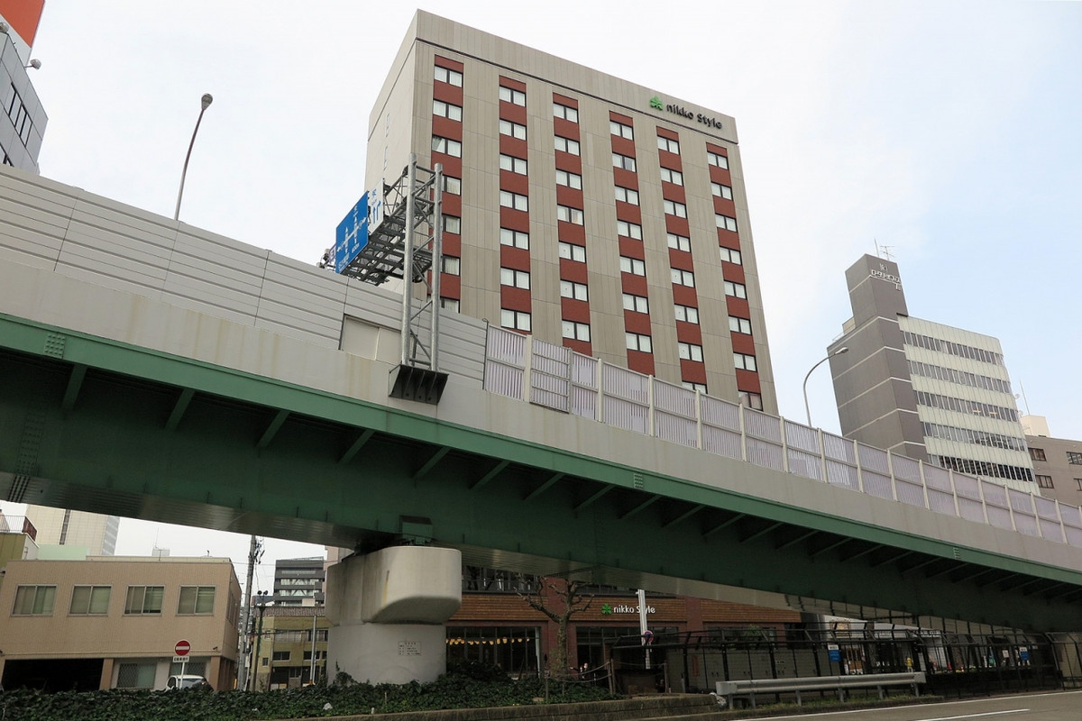 写真に収め辛い場所にありますねぇ