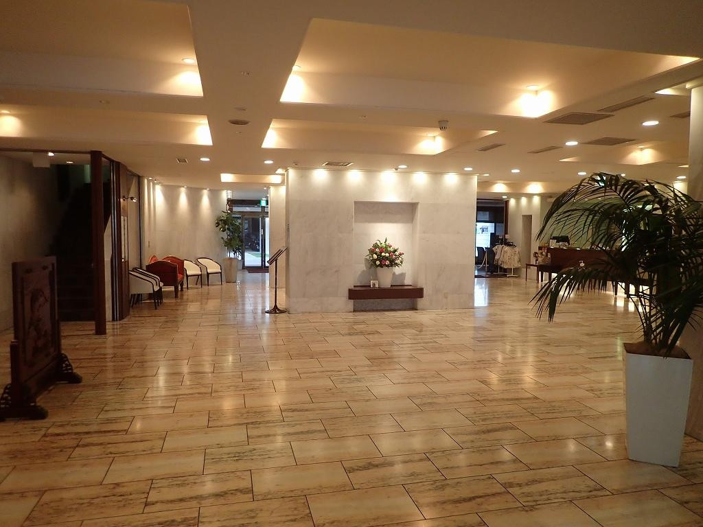 １階のロビー。右奥にフロントがある