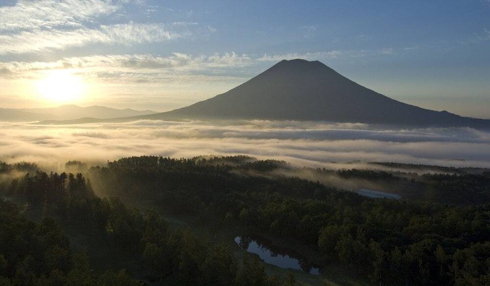 羊蹄山をバックにしたニセコ雲海 / 1