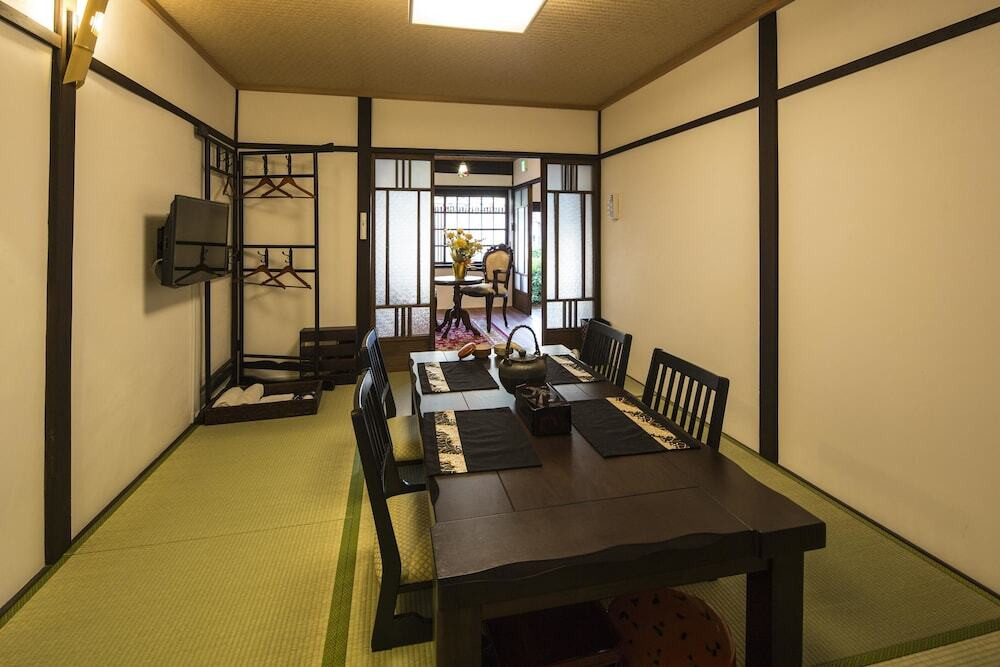 客室内のダイニングエリア