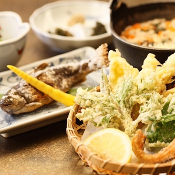 八幡平で採れる食材をメインにした「蒸ノ湯式薬膳」料理を味わえる4089246