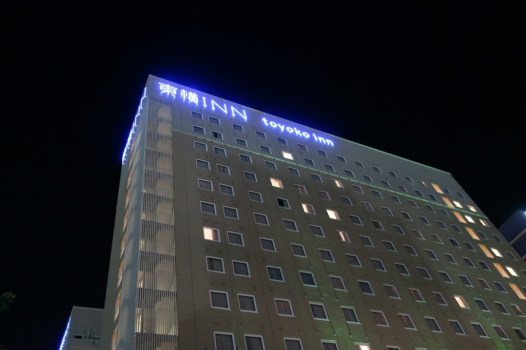 夜空に青く輝くサイン