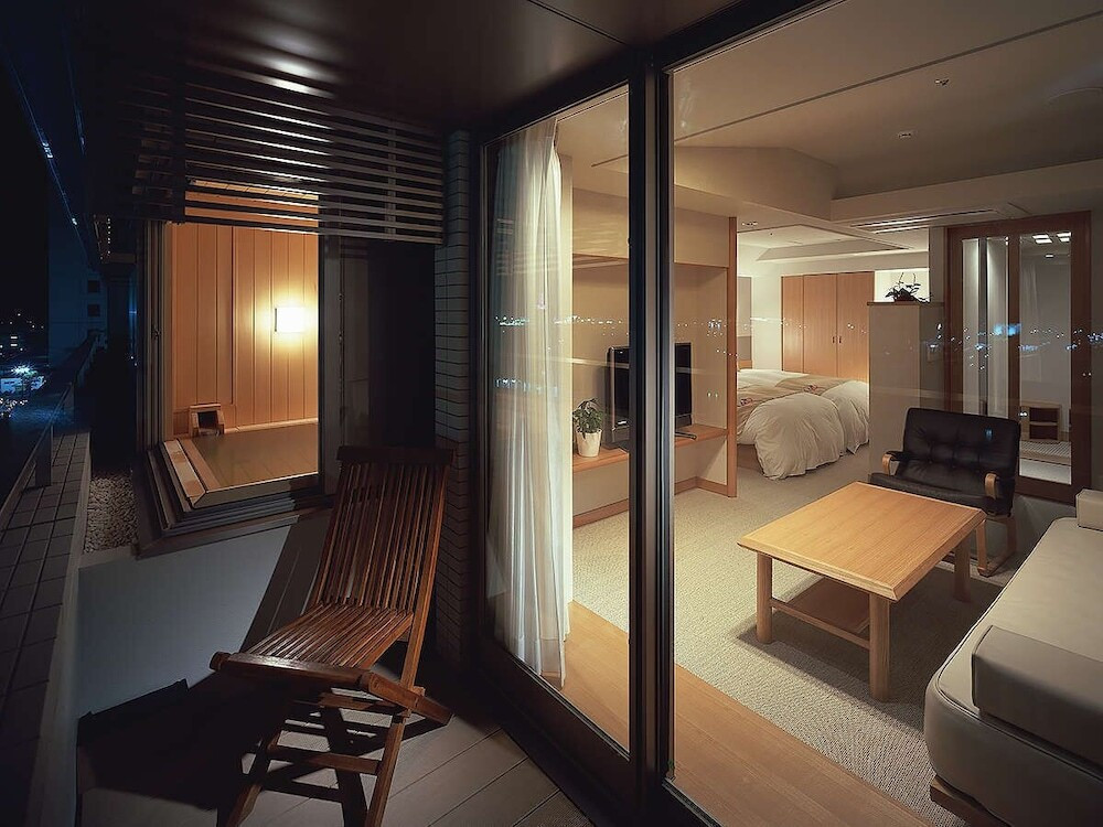 横手市街の夜景と鳥海山の幻想的なコラボレーションにうっとり…3553683