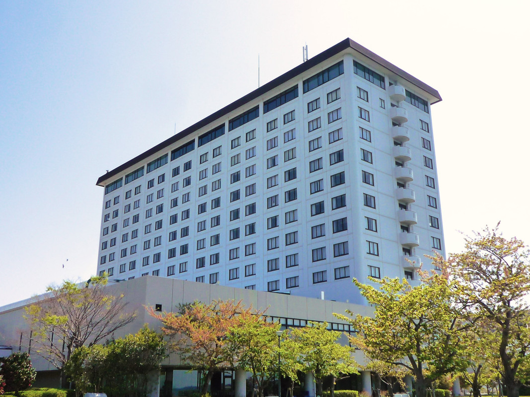 白亜の１３階建て