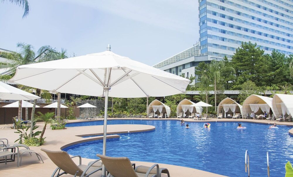 海と青空と馬の親子