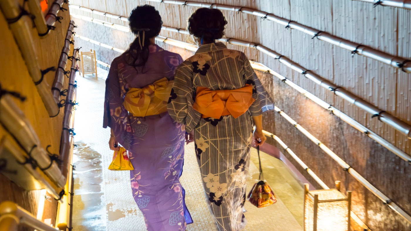 浴衣を着た若いカメラを持った女性