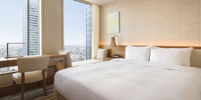 名古屋JRゲートタワーホテル（愛知県 スタンダードホテル）：20㎡とは思えないほど、広く感じる快適なお部屋。デスクにソファ、160㎝のベッドと至れり尽くせりの設備。お手頃価格で泊まりたい人におすすめ。 / 1